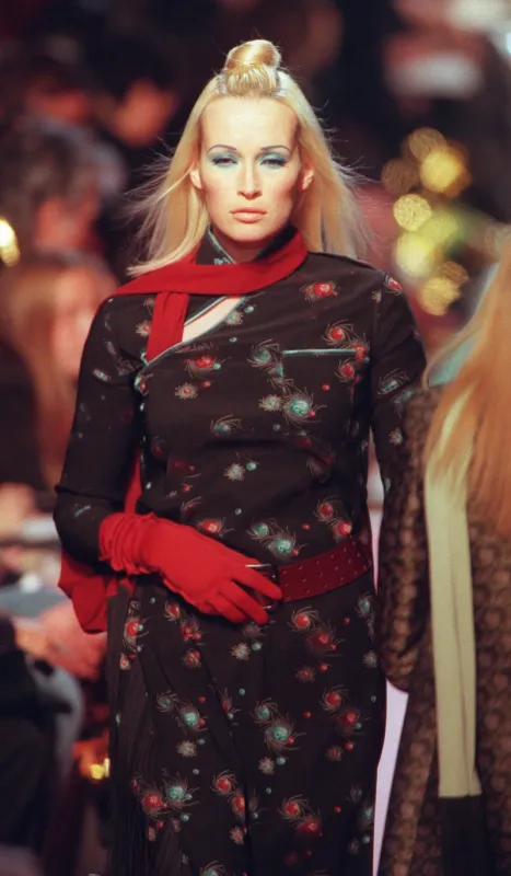 le mannequin estelle hallyday présente une robe kimono du couturier jean-paul gaultier, le 15 mars 1996 dans le cadre des collections de prêt-à-porter automne-hiver 1996-97 (photo by gerard julien   afp)