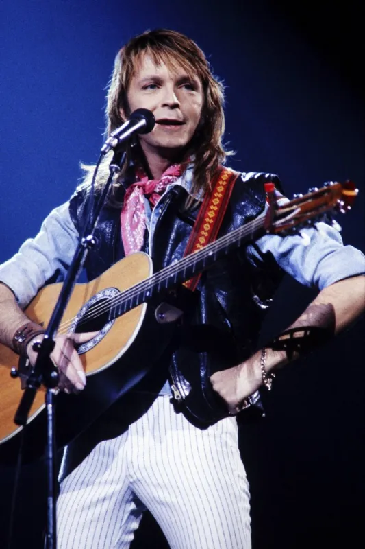 french singer renaud performs on the stage of the zenith, on january 17, 1984 for the inauguration of the indoor multi-purpose arena of paris (photo by jacques demarthon   afp)