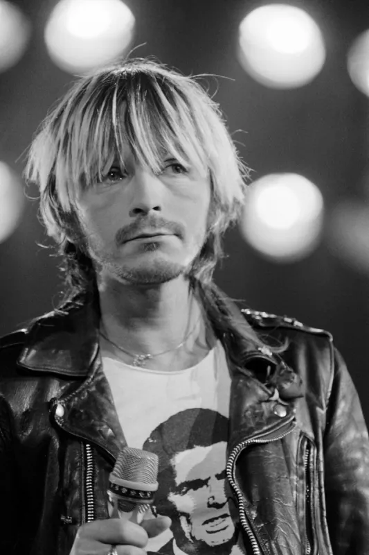 portrait taken on november 4, 1985 shows french singer renaud during the 1st anniversary of french pay-tv-channel canal+ at the palais omnisports de paris-bercy (popb), in paris afp photo (photo by stringer   afp)