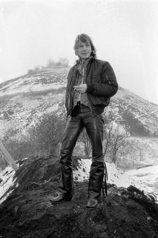 french singer renaud poses on april 12, 1986 in nux-les-mines, northern france, as he come to support a backup association spoil tip  afp photo valery hache (photo by valery hache   afp)