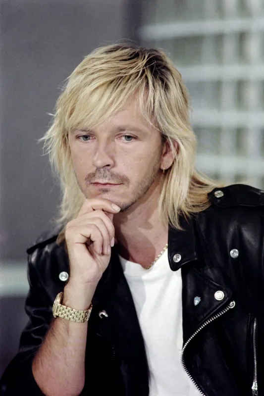 french pop singer renaud takes part in the news broadcast of french tv station antenne 2 on september 9, 1988 in paris  afp photo georges bendrihem (photo by georges bendrihem   afp)