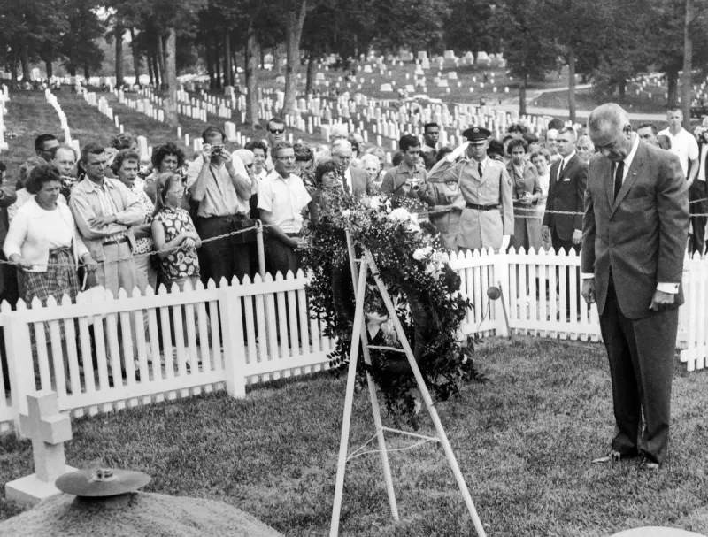 picture taken on may 29, 1964 at arlington showing american president lyndon johnson paying tribute to american killed president john f kennedy on his tomb at the national cemetery of the town (photo by -   afp)