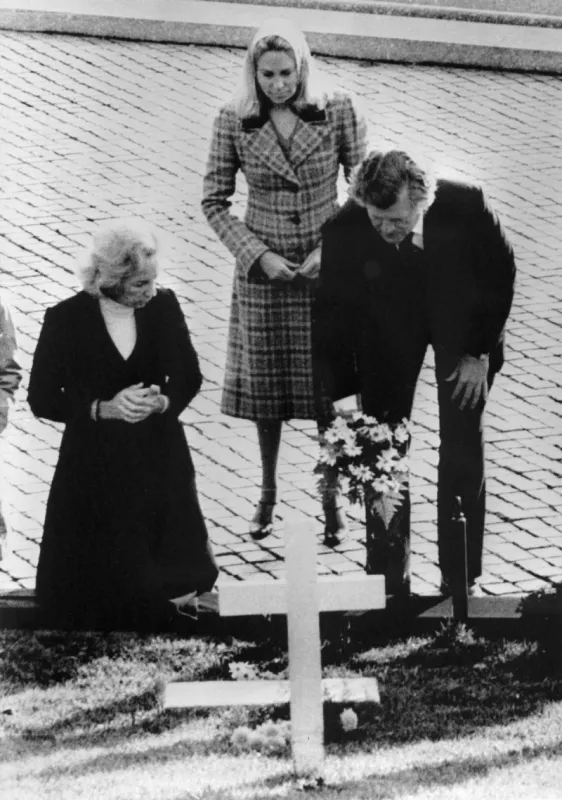 edward kennedy-family-tomb