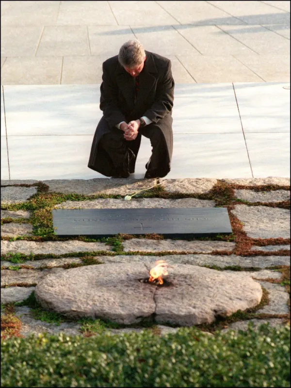 one day before his inauguration us president-elect bill clinton prays at the grave of us president john f kennedy 19 january 1993 at arlington cemetery (photo by j david ake   afp files   afp)
