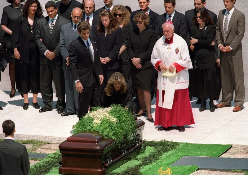 us-kennedy-jacqueline-onassis-john kennedy jr