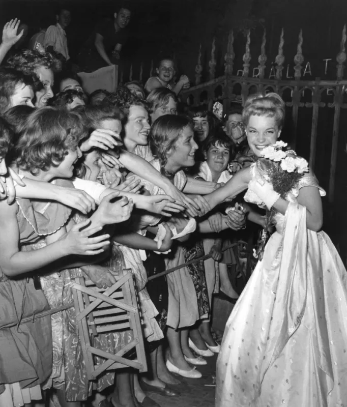 romy schneider is greeted by fans on 26 june 1957 at the 7th international film festival in berlin photo by picture alliance dpa abacapresscom , 660343 014 berlin allemagne germany