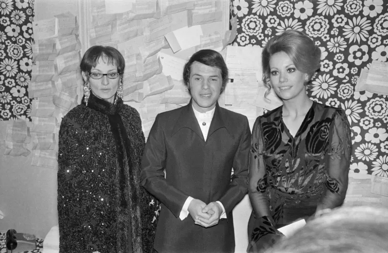belgian singer salvatore adamo (c) poses on january 9, 1968 with french singer barbara (l) and actress claudine auger in the backstage prior his premiere at the olympia concert hall in paris (photo by -   upi   afp)