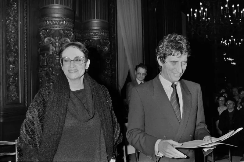 french singer barbara received from french culture minister jack lang the national award of music 1982 on december 22, 1982 at the garnier opera in paris (photo by pierre guillaud   afp)