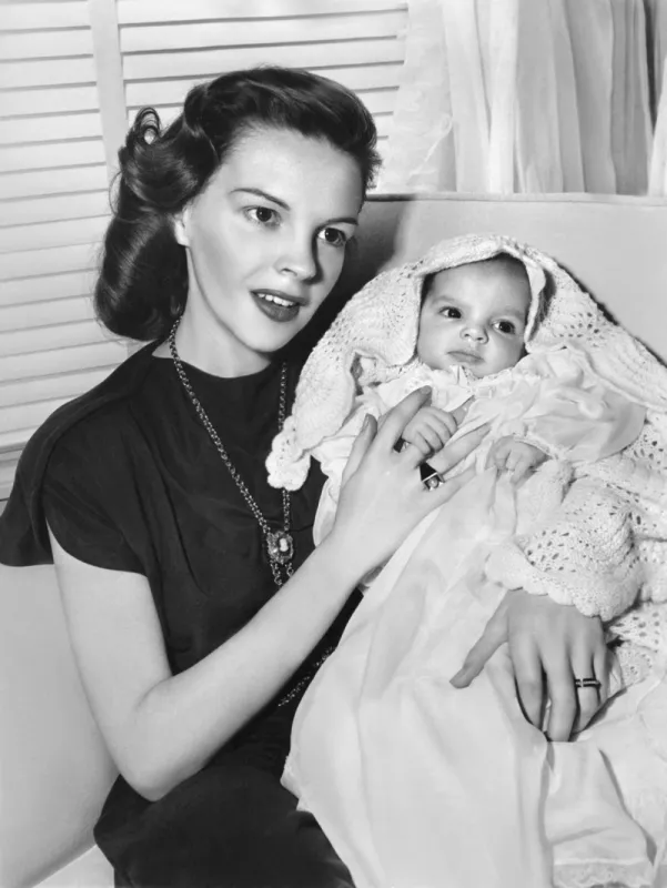 judy garland (1922-1969), american actress and singer, with the two-month-old daughter liza minnelli (1946) photo by picture alliance sammlung rich dpa abacapresscom