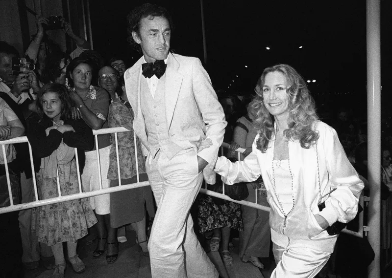 l'actrice brigitte fossey et son mari montent les marches de cannes, le 14 mai 1979, lors du 32ème festival international du film  afp photo ralph gatti (photo by ralph gatti   afp)