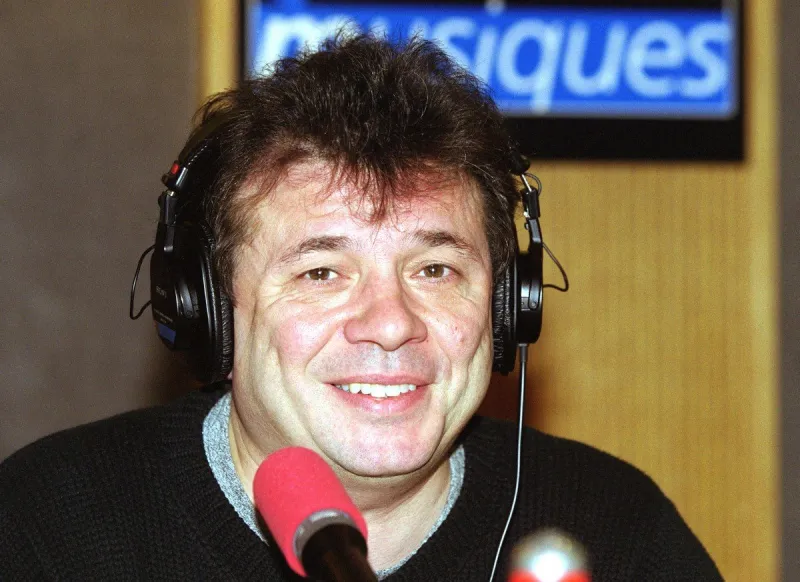 l'animateur de radio et de télévision philippe manoeuvre, spécialiste du rock, pose pour le photographe, le 15 avril 2000 à paris, lors de son émission hebdomadaire 'fin de siècle' qu'il anime sur france-musiques (photo by jean-pierre muller   afp)