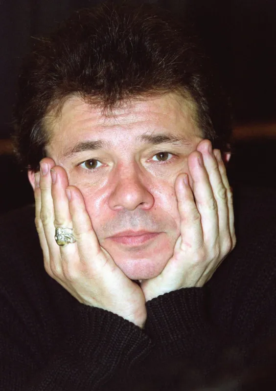 l'animateur de radio et de télévision philippe manoeuvre, spécialiste du rock, pose pour le photographe, le 15 avril 2000 à paris, avant son émission hebdomadaire 'fin de siècle' qu'il anime sur france-musiques (photo by jean-pierre muller   afp)