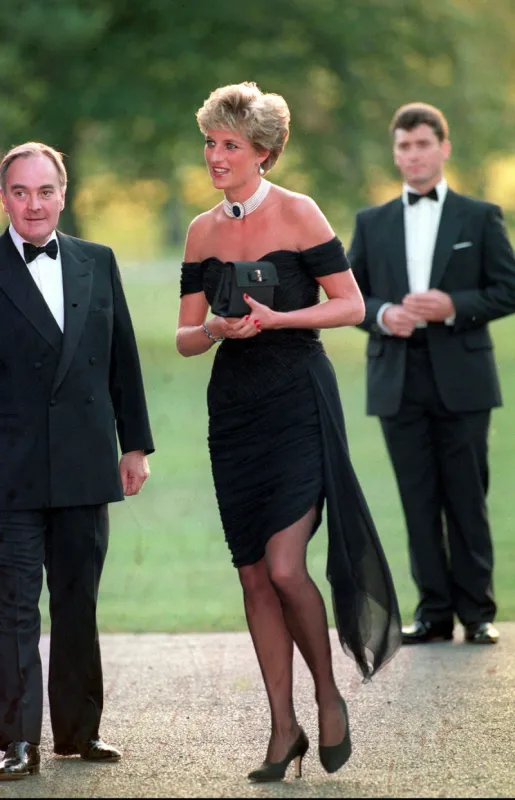 © martin keene pa abaca 40389-1 london-uk, 29 06 1994 the princess of wales arrives at the serpentine gallery in london's hyde park to attend a gala dinner as its patron