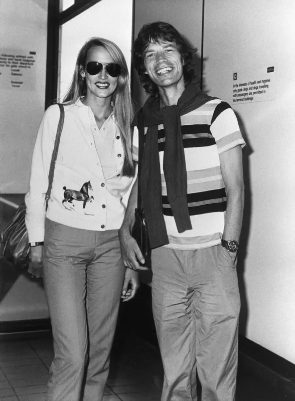 rolling stones singer mick jagger poses with his new girlfriend, fashion model jerry hall, 13 august 1981 at their arrival from paris at heathrow airport   (film) afp photo (photo by afp)