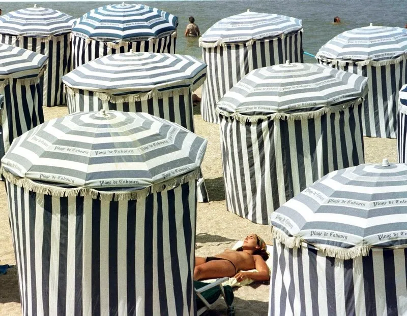 les estivants profitent des plages pour bronzer et se baigner le 01 août 1999 à cabourg (photo by mychele daniau   afp)