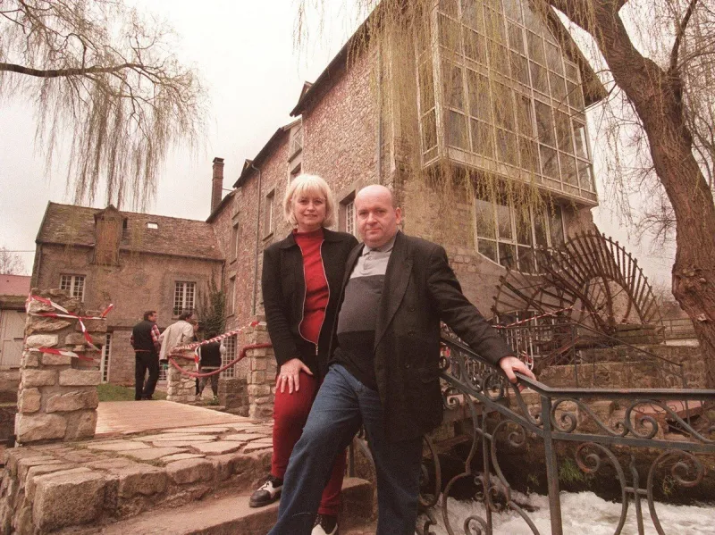 m et mme lescure, nouveaux propriétaires du moulin ayant appartenu au chanteur claude françois, décédé le 11 mars 1978, posent devant leur propriété, le 14 mars à dannemois (photo by michel gangne   afp)