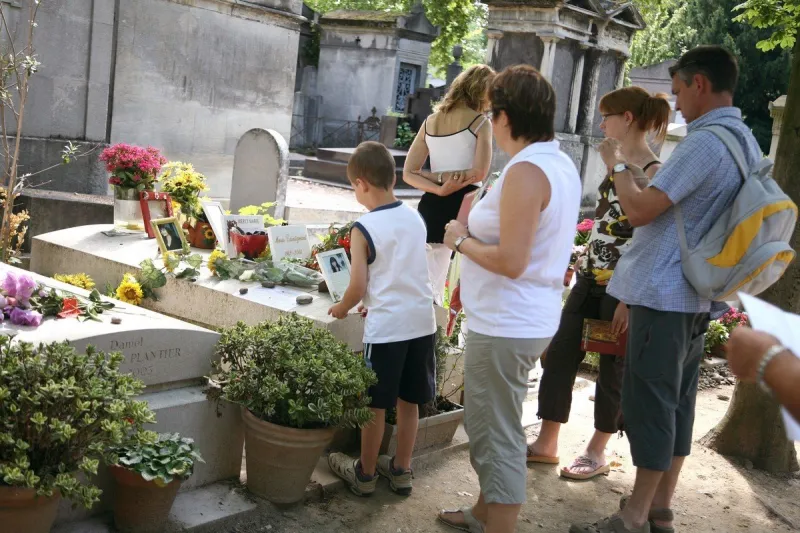 famous graves in paris cemeteries