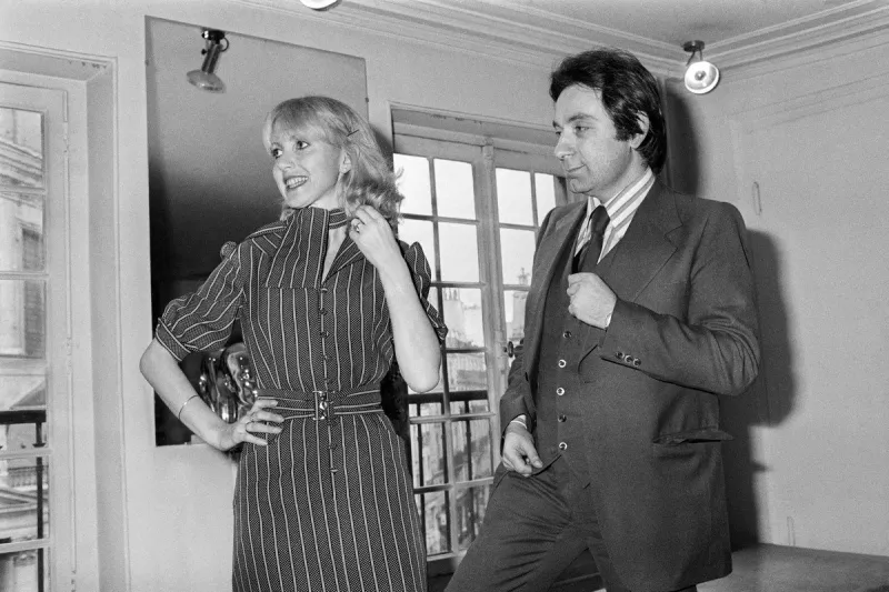 actress bulle ogier (l) attends the presentation of the autumn-winter 75 76 ready-to-wear collection by fashion designer serge lepage (r), on march 27, 1975 (photo by -   afp)