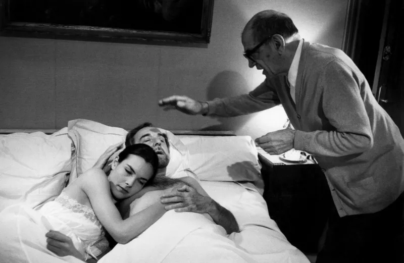 spanish director luis bunuel (r) directs french actress carole bouquet and spanish actor fernando rey during the filming of that obscure object of desire in 1976 (photo by -   afp)