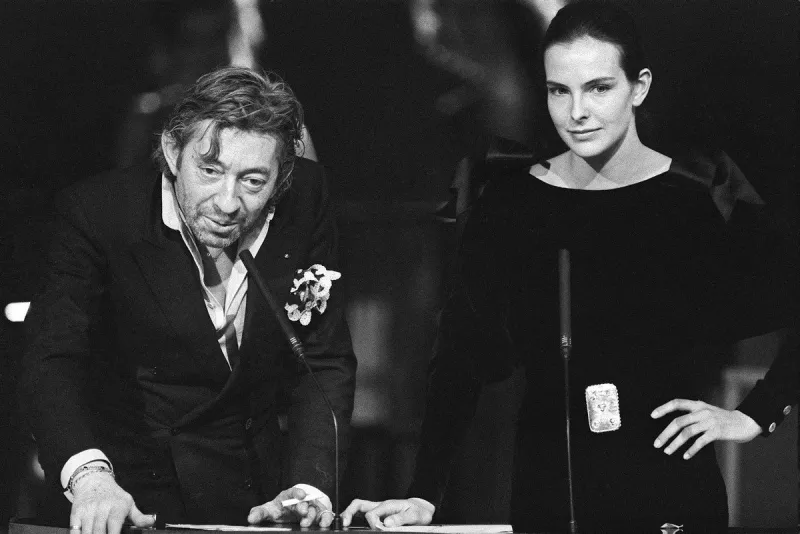 le chanteur-compositeur serge gainsbourg et l'actrice carole bouquet présentent la cérémonie des césars le 23 février 1986 au palais des congrès à paris (photo by staff   afp)