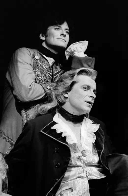 les comédiens jacques weber (bas) et francis huster interprètent dom juan de molière, mise en scène par francis huster, au théâtre du rond-point, à paris, le 9 octobre 1987 afp photo patrick kovarik (photo by patrick kovarik   afp)