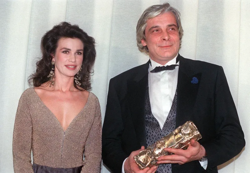 le comédien jacques weber tient son trophée en compagnie de l'actrice valérie kaprisky au cours de la nuit des césars, qui s'est tenue au théâtre des champs-elysees à paris, le 9 mars 1991   afp  photo  michel gangne (photo by michel gangne   afp)