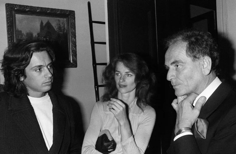 french designer pierre cardin (r) receives french musician jean-michel jarre (l) and his wife british actress charlotte rampling, 13 june 1979 during a reception at his home, in paris afp photo pierre guillaud (photo by pierre guillaud   afp)