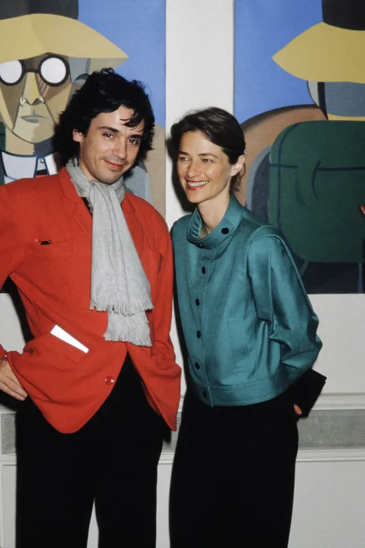 french composer jean michel jarre and his wife british actress charlotte rampling (r) pose on november 8, 1984 during the visit of chinese minister at the culture ministry in paris (photo by joel robine   afp)