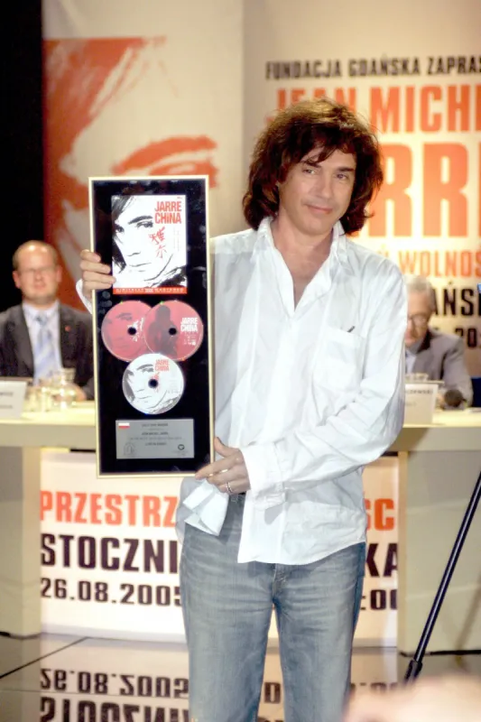 jean-michel jarre announces a show for the 25th anniversary of solidarnosc in warsaw