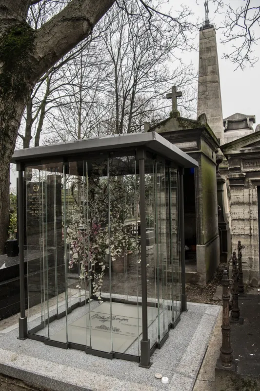 a picture taken on january 9, 2018 shows the family vault of the late french singer michel berger where the late singer france gall is scheduled to be buried on january 12, at the montmartre cemetery, in paris (photo by christophe archambault   afp)