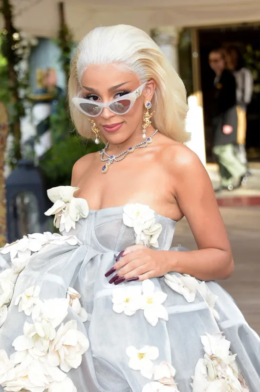doja cat leaves her hotel - venice