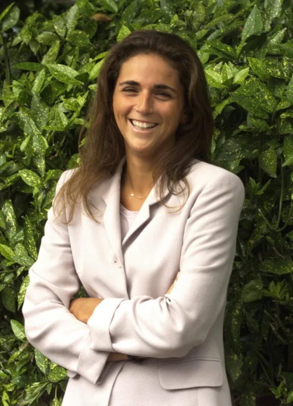 valérie benaïm, co-présentatrice de la nouvelle émission en direct ce soir sur tf1, pose pour le photographe le 26 août 1999 lors de la conférence de presse de rentrée de la chaîne au pavillon dauphine à paris (photo by jack guez   afp)