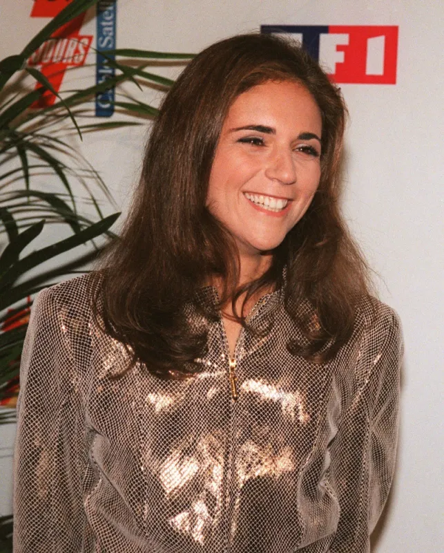 l'animatrice de télévision valérie benaïm pose pour le photographe, le 02 octobre 1999 au grand rex à paris, avant d'assister à la 13ème cérémonie des 7 d'or (photo by laurence coustal   afp)
