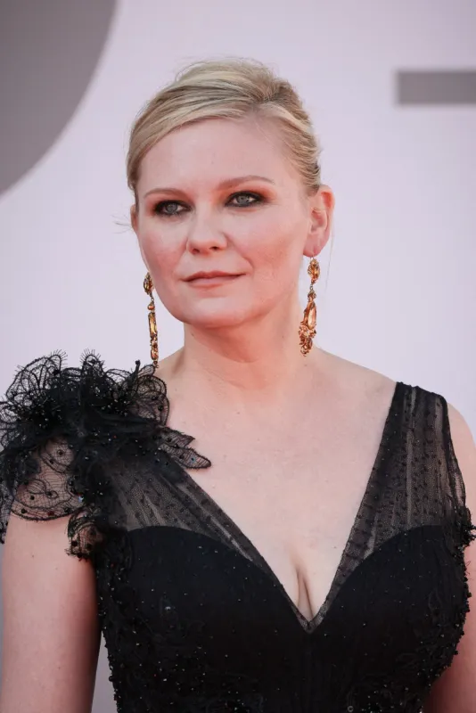 kirsten dunst walking the red carpet for the premiere screening of the film 'the power of the dog during the 78th mostra on september 2, 2021 in venice, italy photo by marco piovanotto abacapresscom , 778802 074 venise venice italie italy