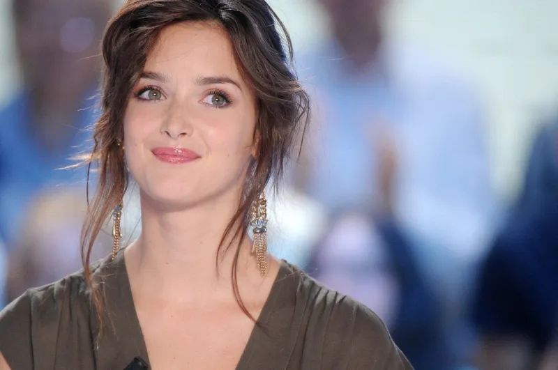 canadian weather girl charlotte le bon performs during the french tv chanel canal + talkshow le grand journal on august 31, 2010 in paris afp photo   miguel medina (photo by miguel medina   afp)