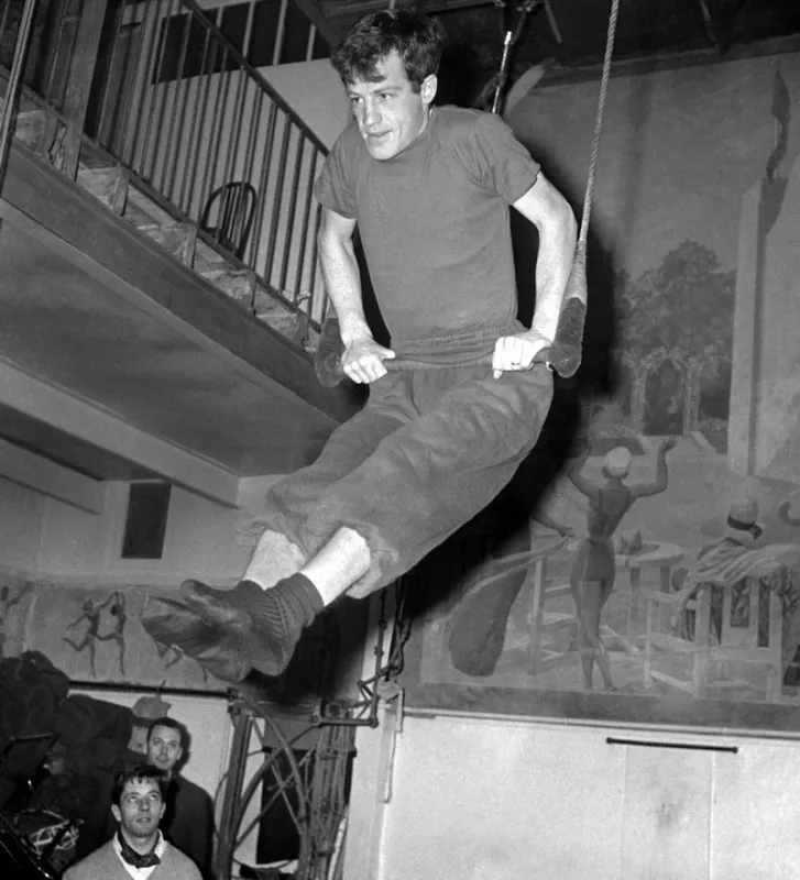 actor jean-paul belmondo, one of france's future screen stars and a symbol of 1960s new wave cinema, trains 08 february 1961 in paris, for flying trapeze performance prior to the french artists union gala event afp photo (photo by afp)