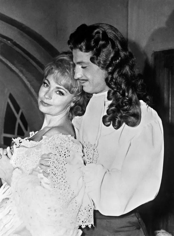 l'actrice française dany robin et l'acteur français jean-paul belmondo tournent une scène du film les amours célèbres, un film de michel boisrond, sorti à paris en novembre 1961 afp photo (photo by -   afp)