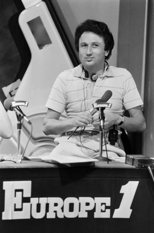 french radio host michel drucker presents the new programme studio 1 on the french radio station europe 1, on august 22, 1983 in paris afp photo philippe wojazer (photo by philippe wojazer   afp)