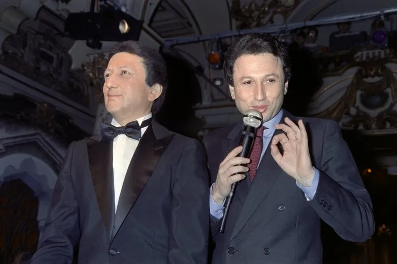 french tv host michel drucker (r) poses nex to his wax likeness at the grevin museum, in paris, on december 20, 1988 during the official presentation of his effigy afp photo georges bendrihem (photo by georges bendrihem   afp)