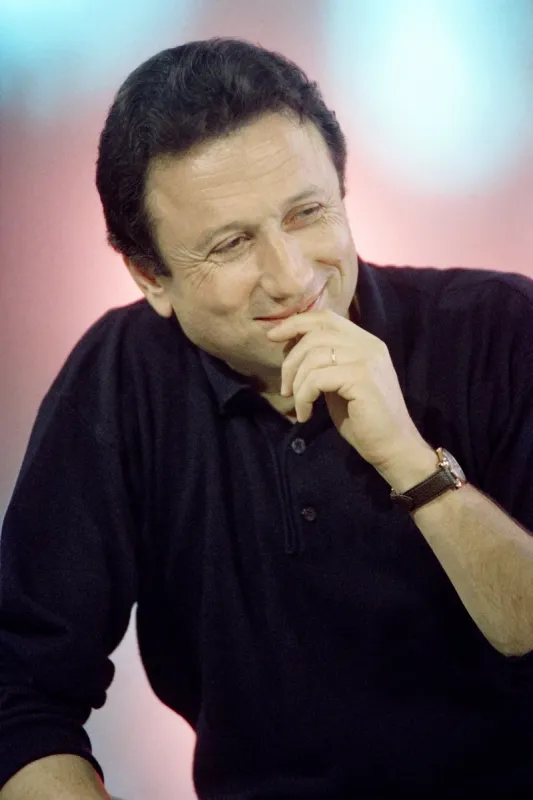 french tv host michel drucker poses on march 30, 1990 during the rehearsal of his tv show champs elysees on channel 2 , in paris afp paris pierre verdy (photo by pierre verdy   afp)