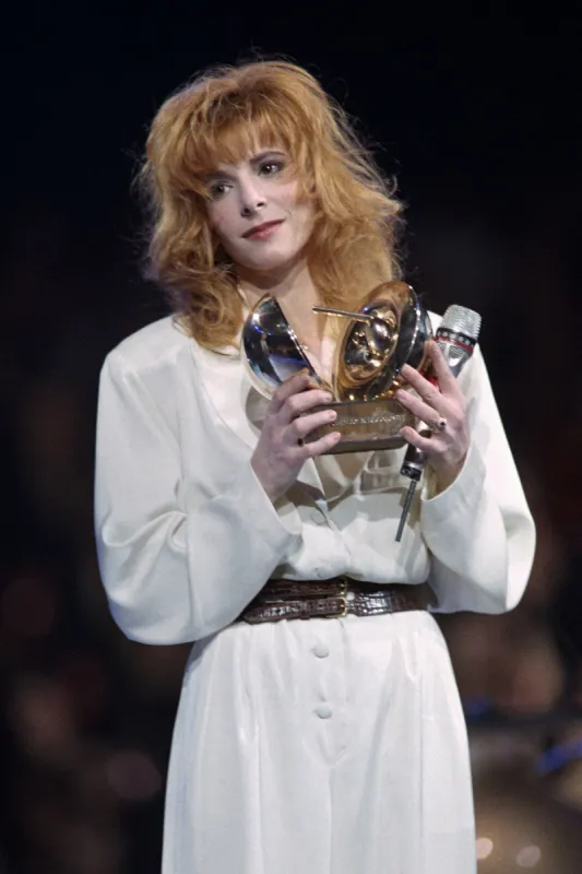 french singer mylène farmer poses after receiving the best female artist award during the 3rd victoires de la musique, the annual french music awards ceremony, on november 19, 1988 at the zenith concert hall in paris (photo by gilles leimdorfer   afp)