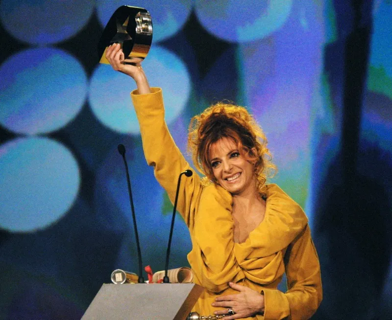 la chanteuse française mylène farmer salue le public après avoir reçu le prix du meilleur clip de l'année, le 17 novembre 2000 au zénith de lille, lors de la cérémonie des m6 awards (photo by philippe huguen   afp)