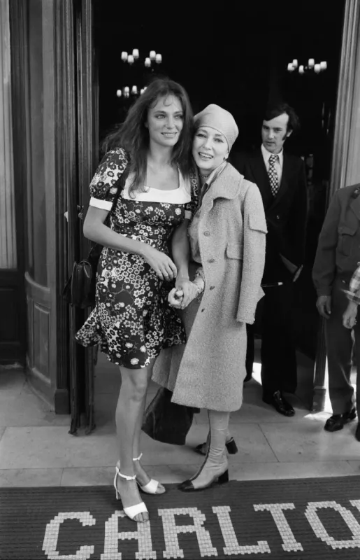 british actress jacqueline bisset (l) and italian actress valentina cortese (r) pose outside the carlton hotel during the 26th cannes film festival in cannes, in may 1973 (photo by -   afp)