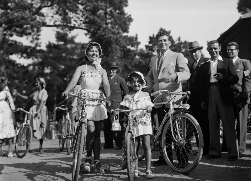 french actress paulette dubost (l) poses with her bicycle with her daughter (c) for the « elegance on bicycles day » on june 21, 1949 at the jardin d'acclimatation in the bois de boulogne near paris (photo by -   afp)