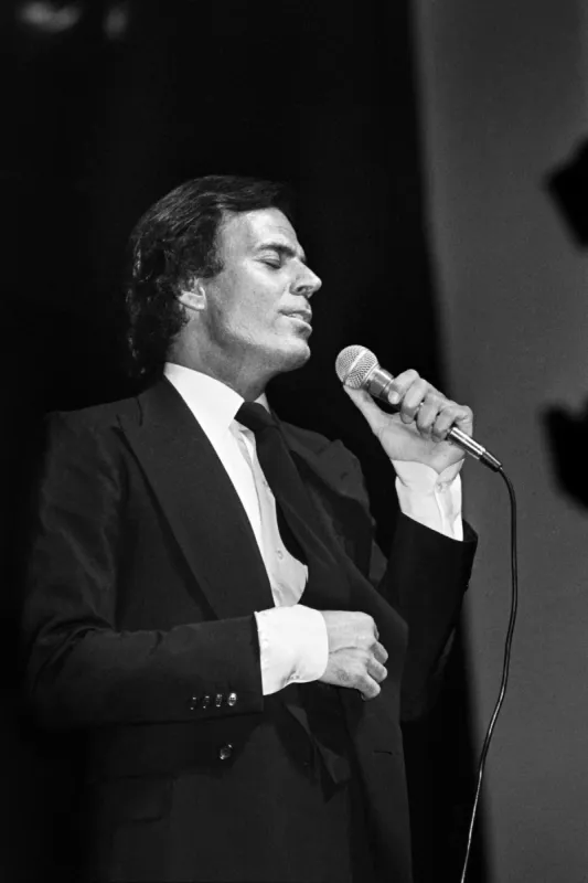 spanish singer julio iglesias performs on december 1, 1980 at the olympia concert hall in paris during a charity concert given for disabled childhood  afp photo patrick kovarik (photo by patrick kovarik   afp)