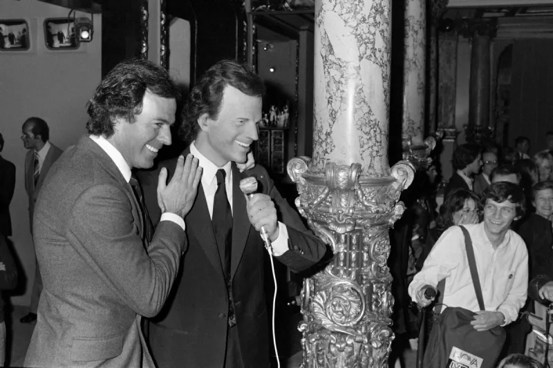 spanish singer julio iglesias (l) poses with his wax figure at the grevin museum in paris on october 4, 1982  afp photo anne-marie gourier (photo by anne-marie gourier   afp)