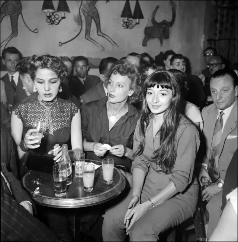 photo non datée de la chanteuse juliette gréco dans un café parisien (photo by -   afp)