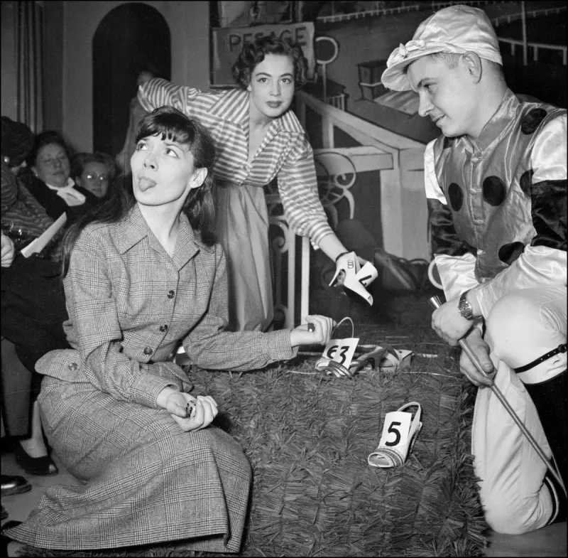 photo prise à paris dans les années 50 de la chanteuse française juliette gréco assistant à une présentation de modèles de chaussures juliette gréco semble contester le choix en tirant la langue (photo by -   afp)