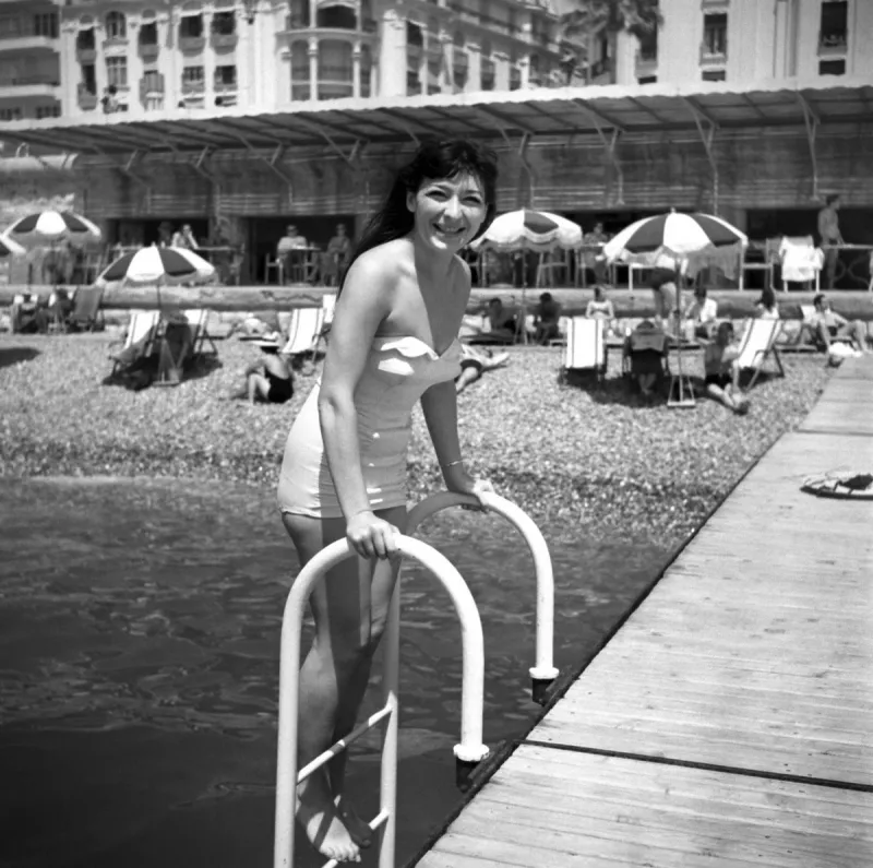 photo de la chanteuse française juliette gréco posant sur une plage à nice en juillet 1951 (photo by staff   afp)