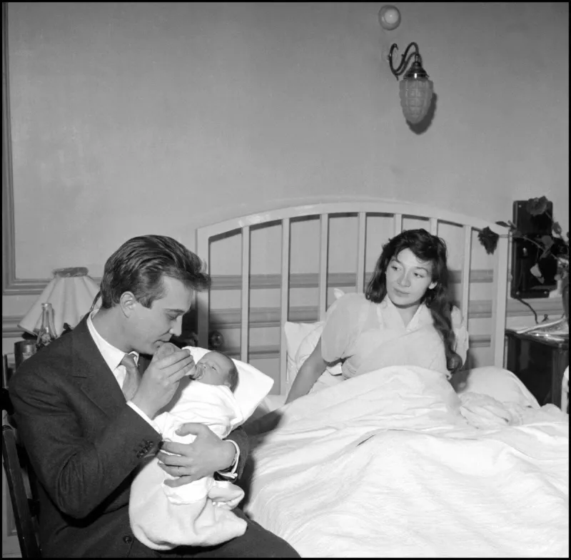 photo non datée de la chanteuse juliette gréco en compagnie de son mari philippe lemaire et de leur petite fille laurence-marie, dans une maternité de paris (photo by staff   afp)